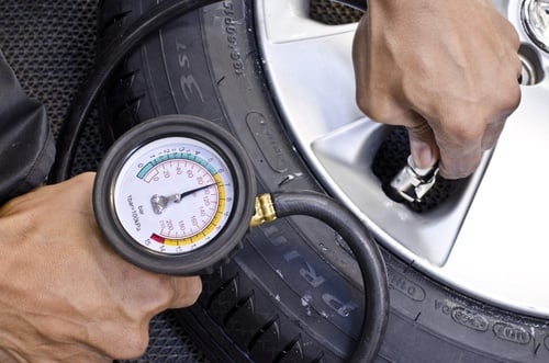 Reifenluftdruck am Auto richtig messen und prüfen